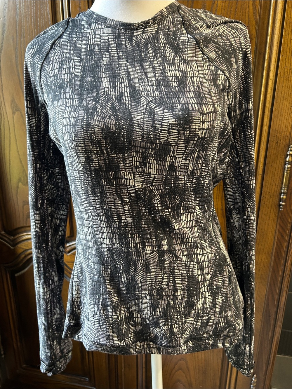 Lululemon rulu run top size 6 bill/wht